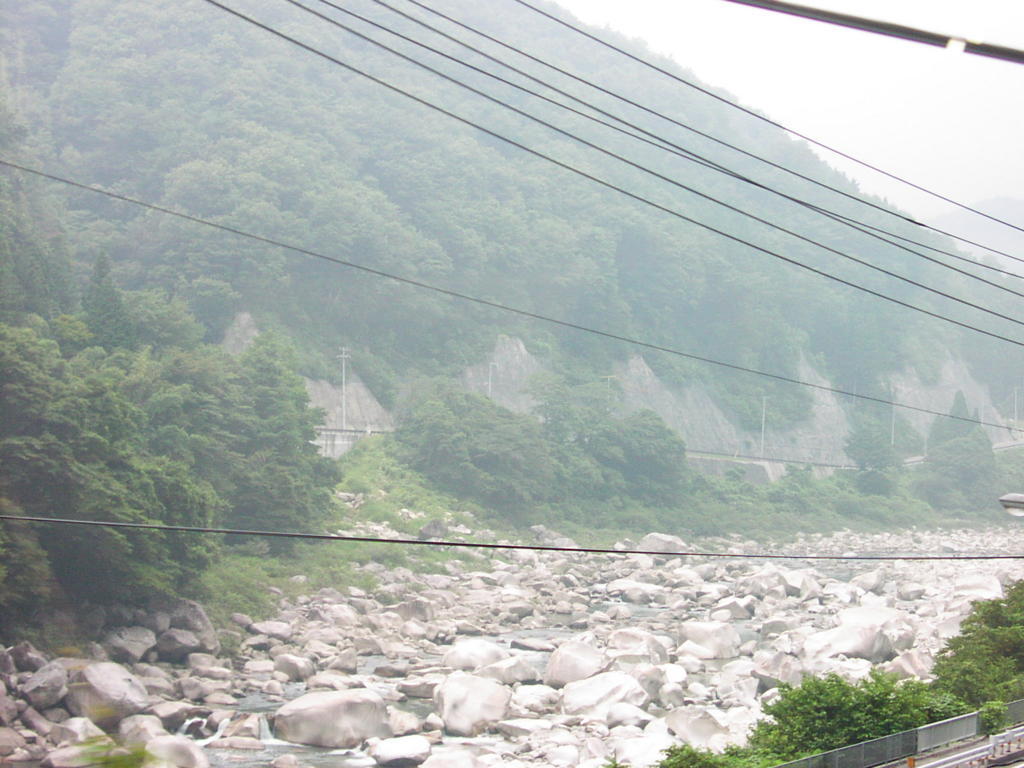 中央西線に沿って流れる木曽川