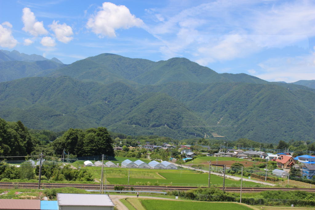 山々の車窓が美しい中央東線