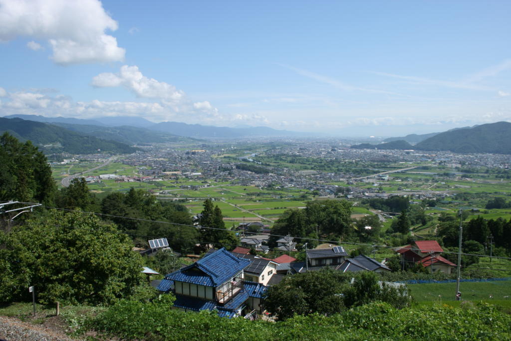 日本三大車窓の一つ、姨捨駅ホームからの善光寺平の眺め