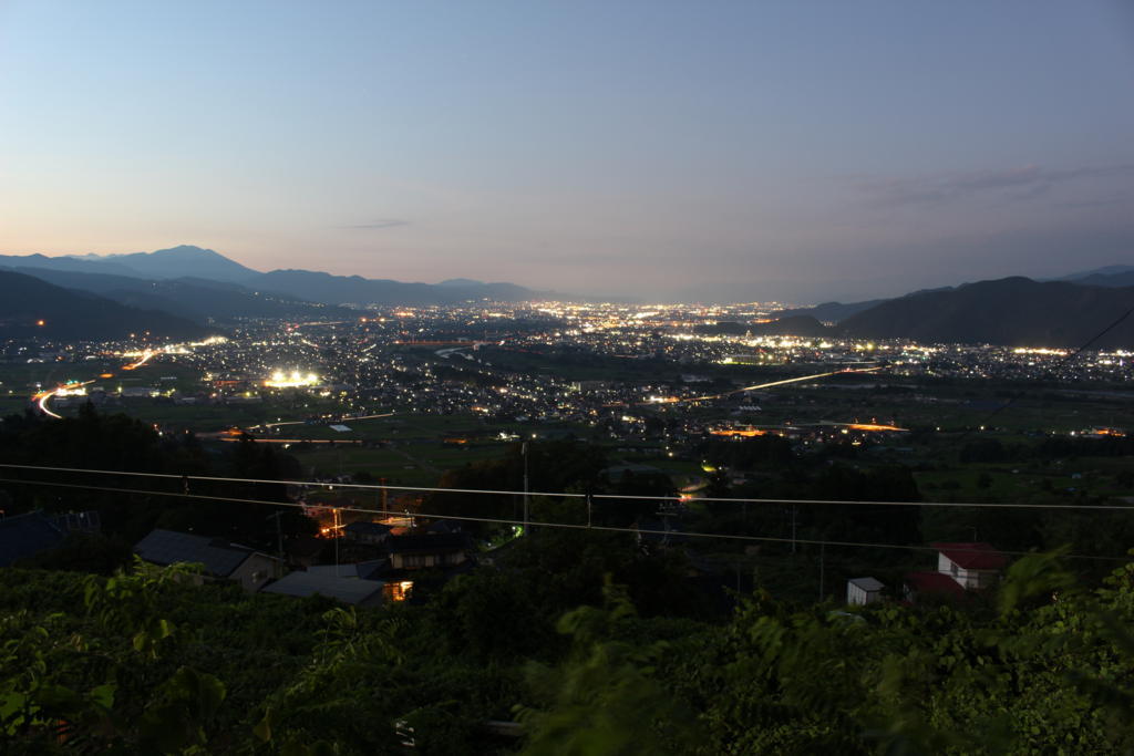 姨捨駅ホームから眺める善光寺平の夜景