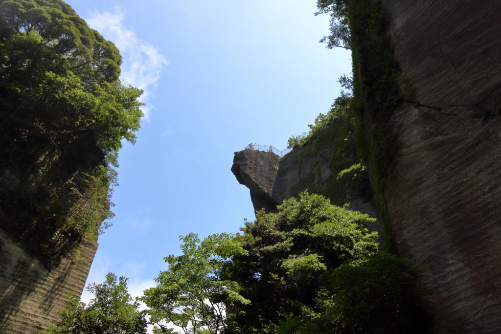 「地獄のぞき」を見上げる 今にも折れそう？