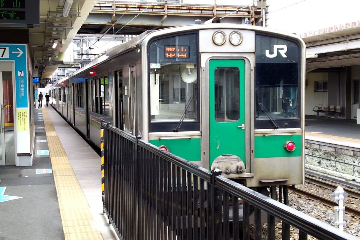 新白河駅に停車中の郡山行きの列車