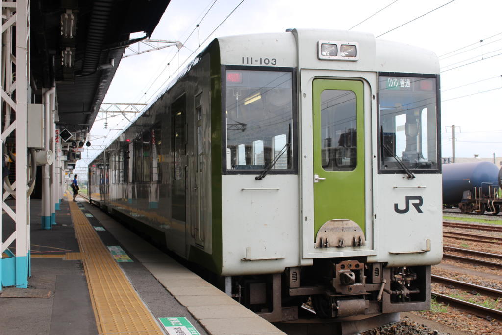 隣のホームに停車していた磐越東線 小野新町行き