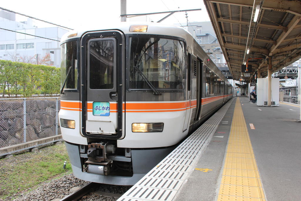 特急「ふじかわ」（甲府駅）