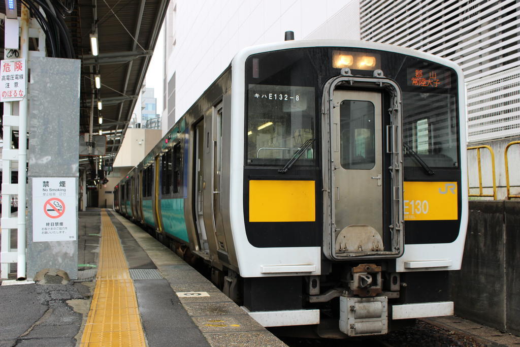 久慈川に沿って走る川の路線 水郡線（キハE130形＠水戸駅）