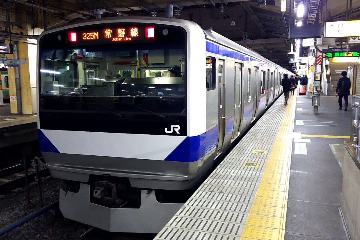 上野駅に停車中の常磐線の電車
