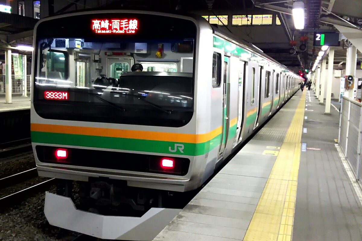 高崎駅で発車を待つ高崎線の電車