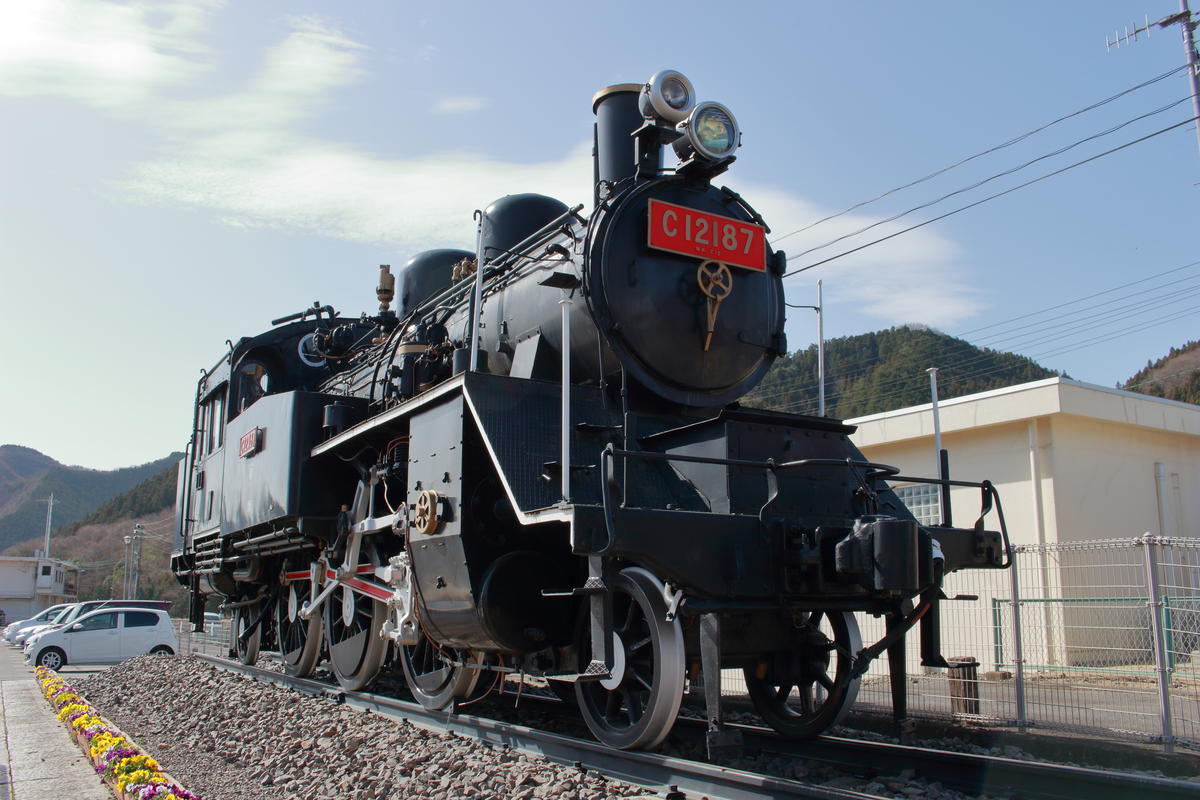 常陸大子駅前に保存されている蒸気機関車「C12 187」