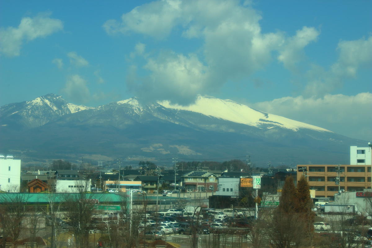 佐久平駅付近の高架からは浅間山が良く見えます