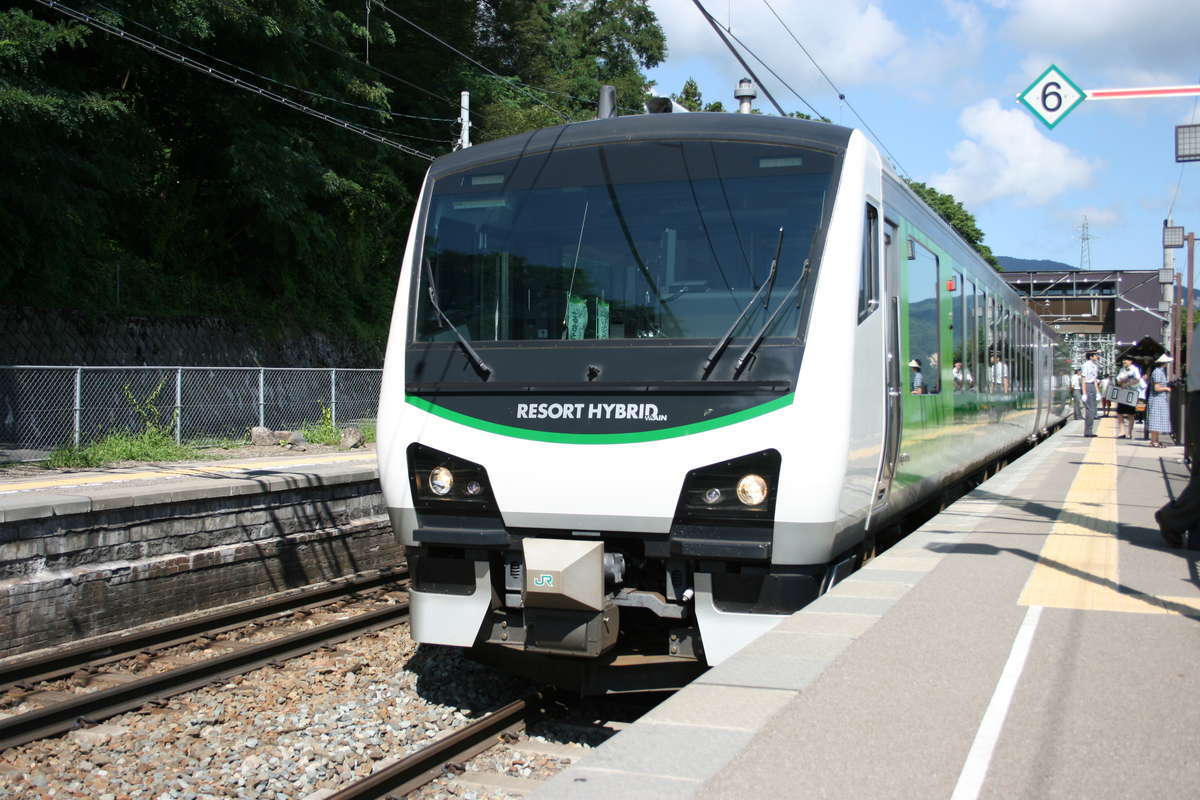 長野～南小谷を走る観光列車「リゾートビューふるさと」（姨捨駅停車中）