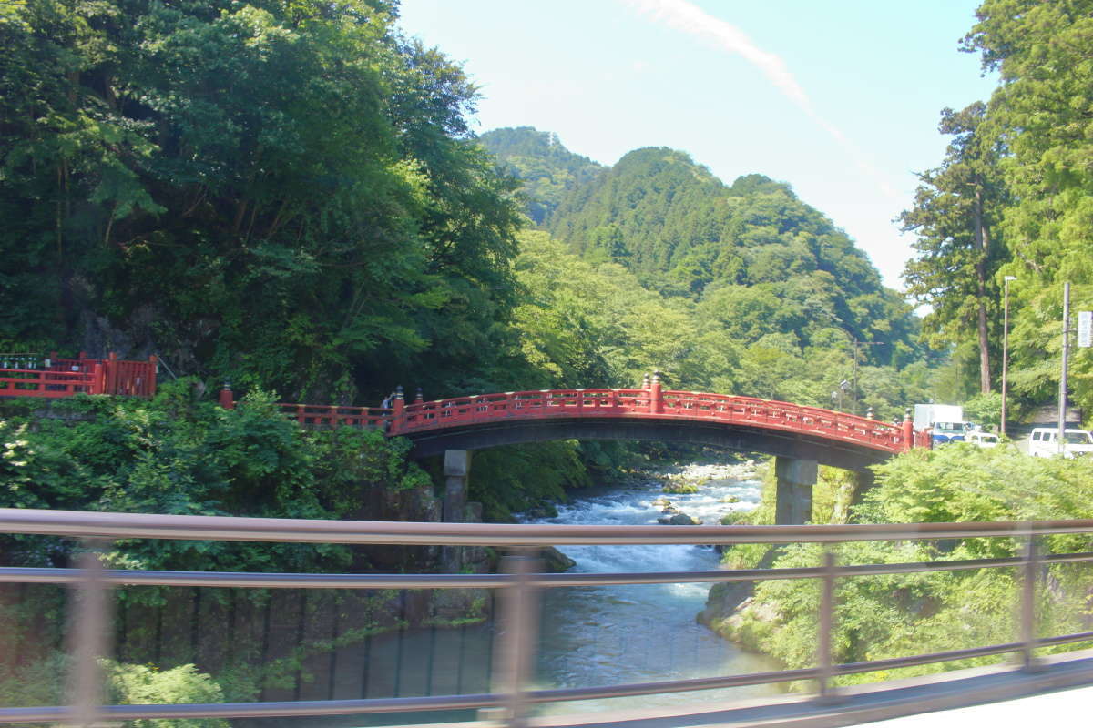 東照宮の入口近くにある「神橋」、ここを左折して国道120号線へ