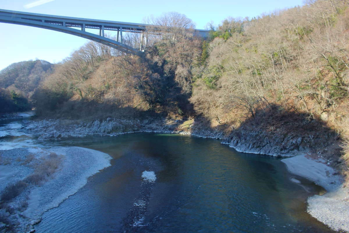 天竜峡駅近くの天竜川と渓谷の車窓