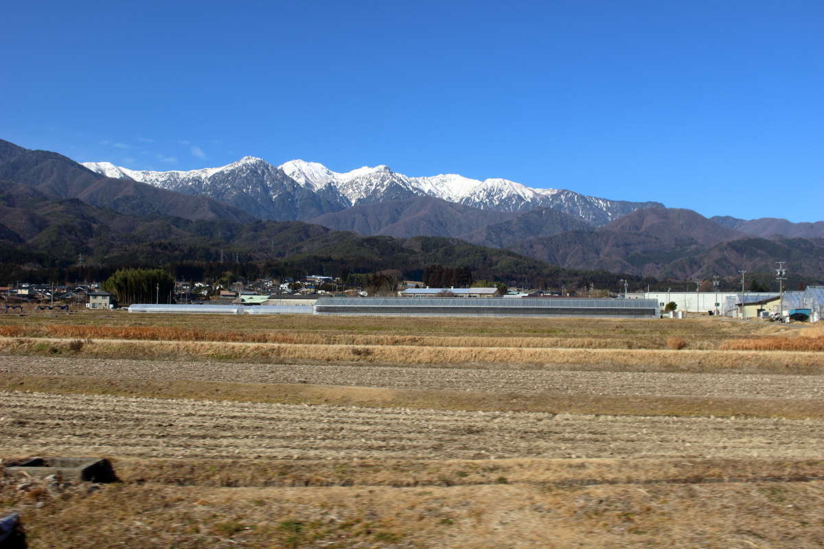 険しい山並みが続く木曽山脈の車窓