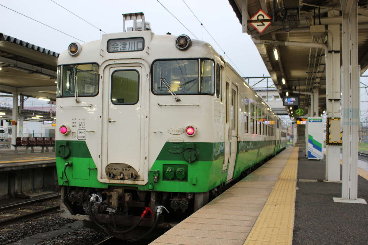 会津若松駅で発車を待つ只見線の列車