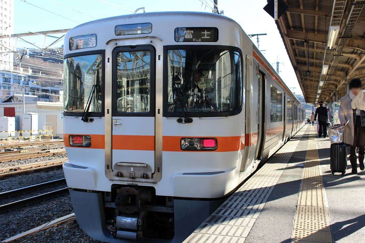 甲府駅で発車を待つ身延線の普通列車