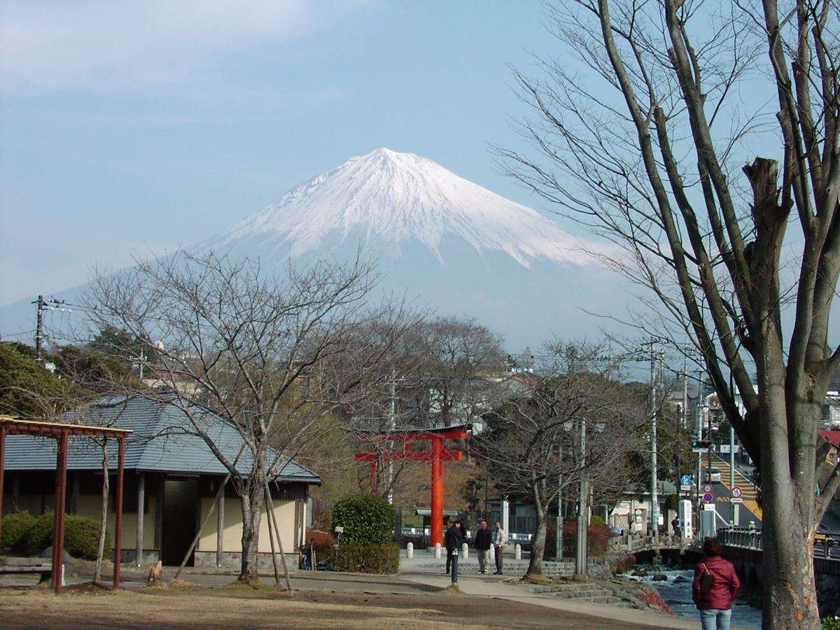 浅間神社の総本山、「富士山本宮浅間大社」（富士宮駅から徒歩10分）