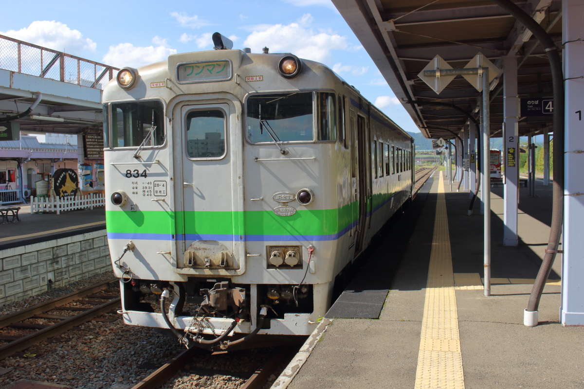 富良野駅に停車中の根室本線 東鹿越行きの列車