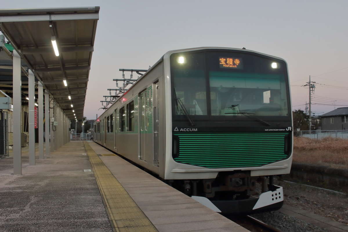 烏山駅で発車を待つ蓄電池駆動電車（EV-E301系）