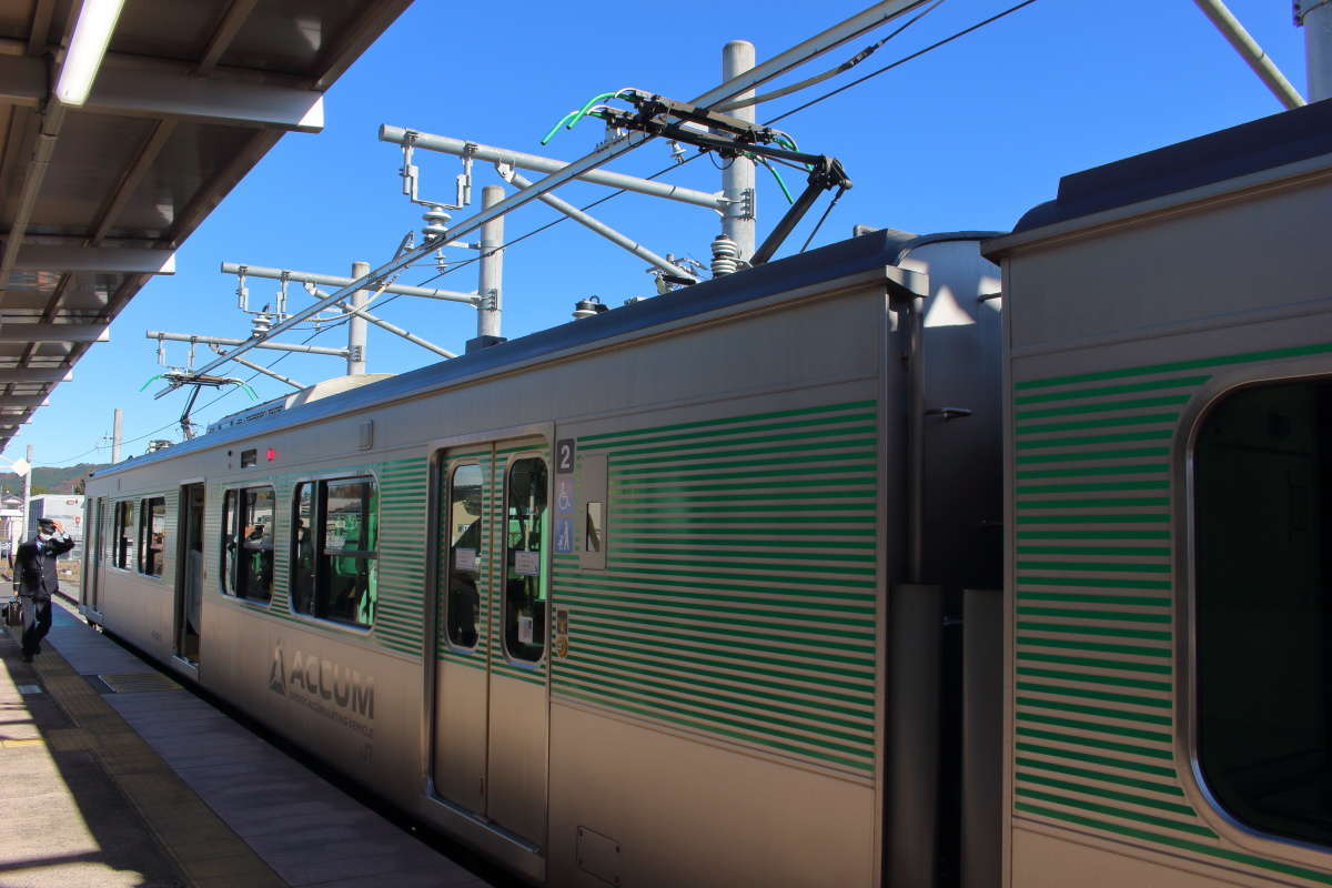 終点の烏山駅でパンタグラフから充電中の電車