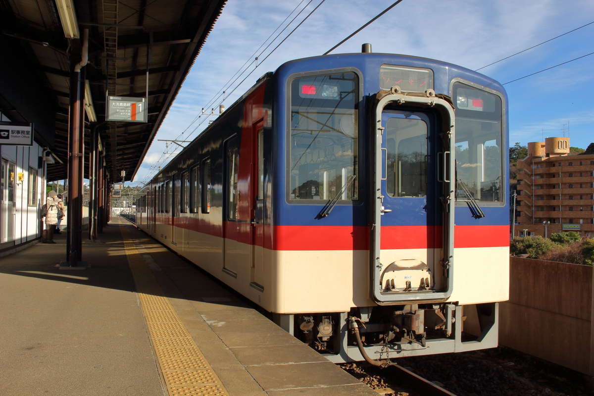 鹿島神宮駅で発車を待つ鹿島臨海鉄道の列車（8000形）