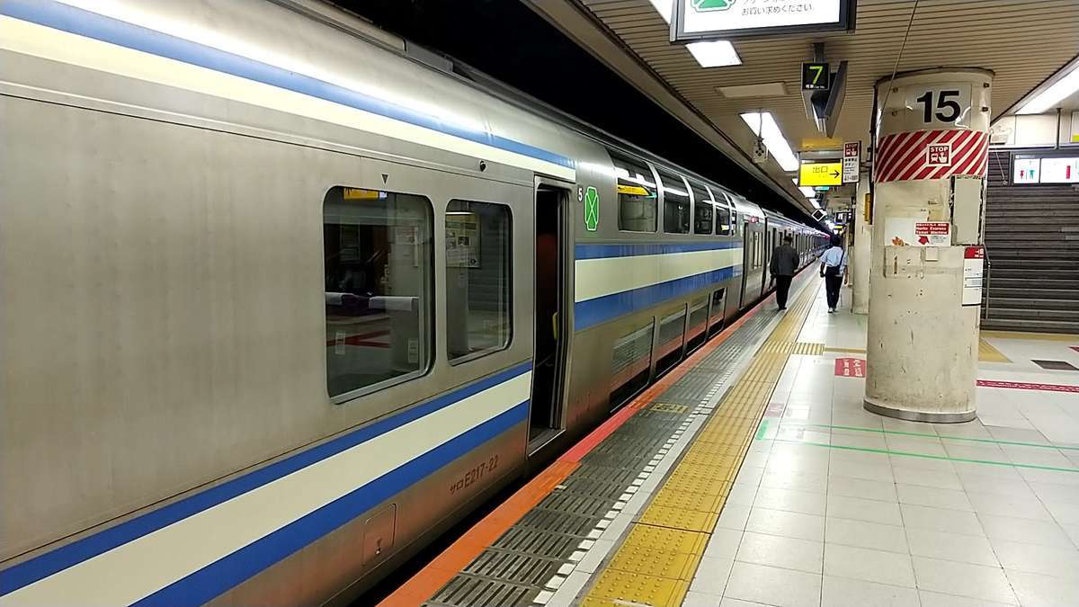 東京駅では地下ホームから発車する総武線快速列車
