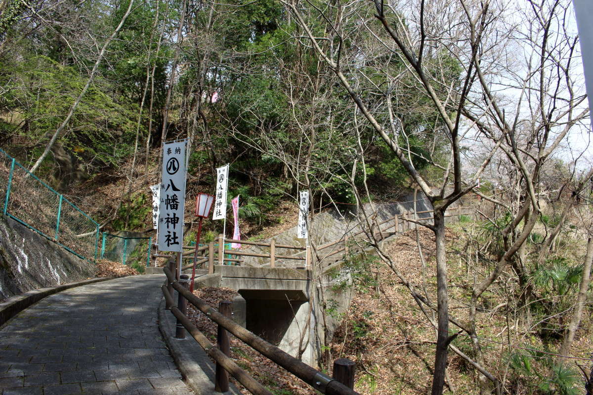 車道から大法師公園までは階段の遊歩道を歩きます