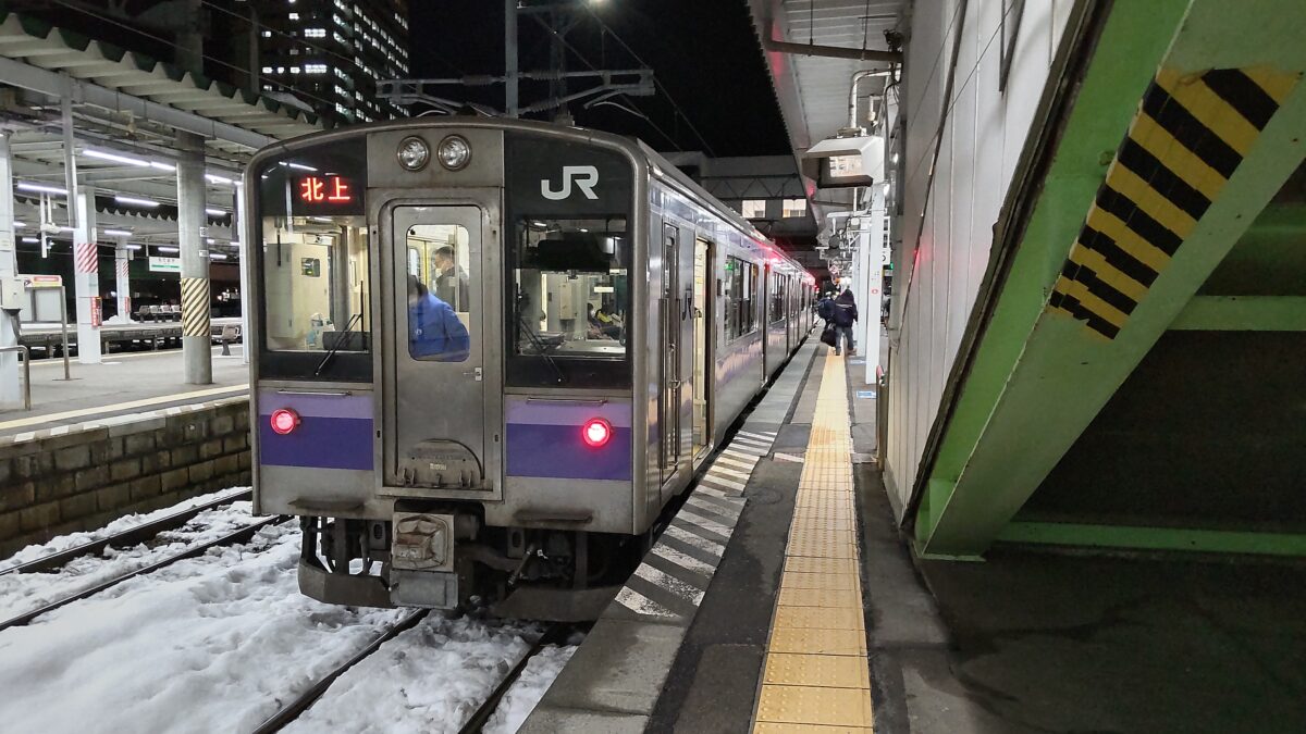 盛岡駅で発車を待つ北上行の普通列車