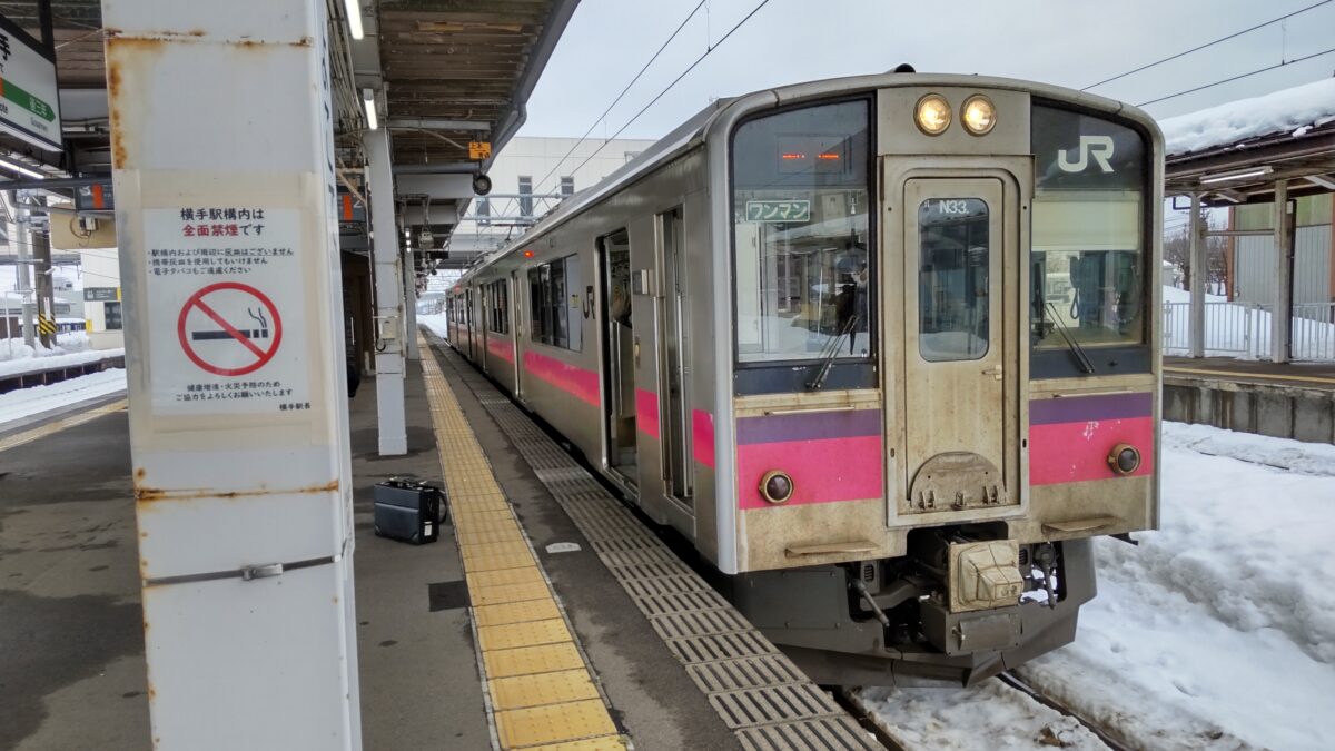 大雪から運転を再開した奥羽本線の新庄行きの列車
