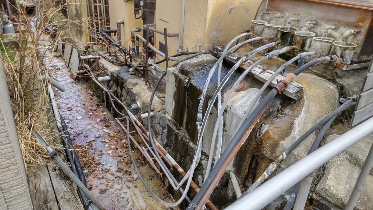 「鳴子・早稲田桟敷湯」の建物の横から湧き出る温泉