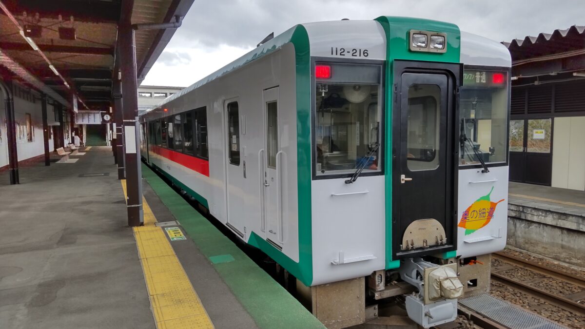 鳴子温泉駅で発車を待つ陸羽東線の普通列車