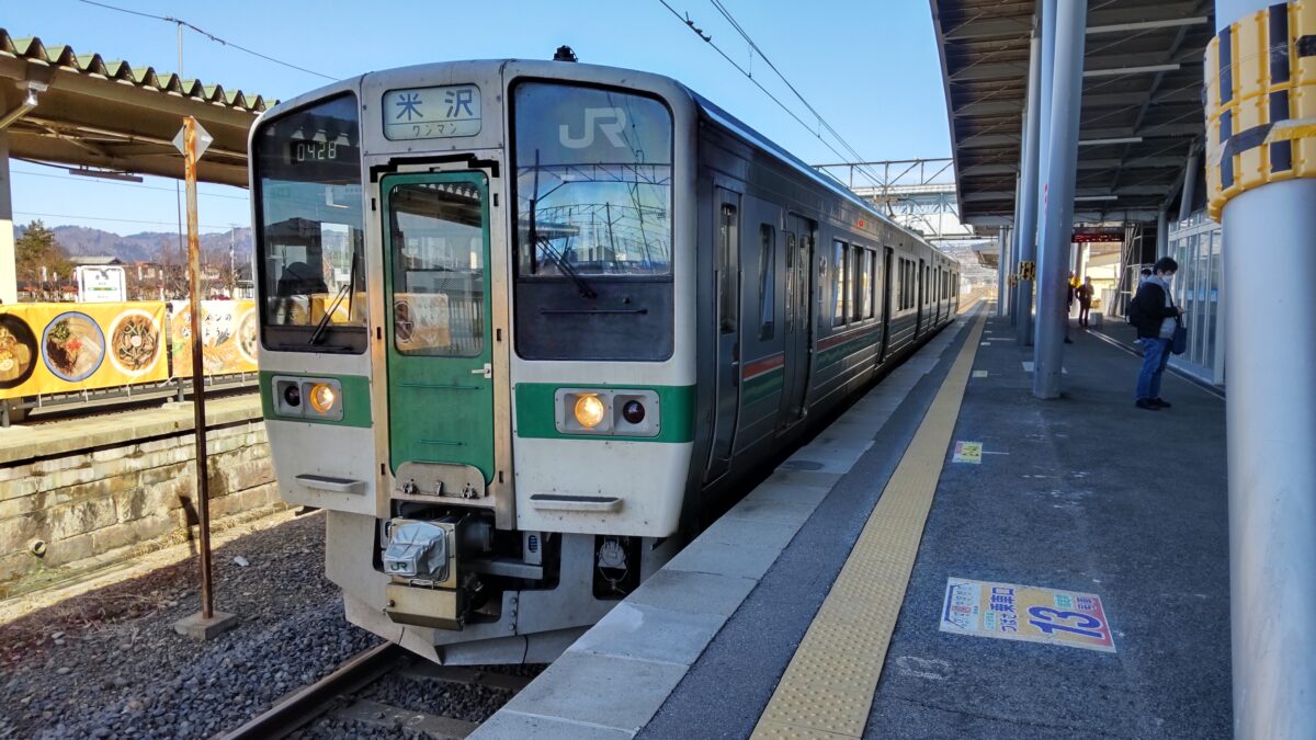 赤湯駅に到着した奥羽本線の普通列車