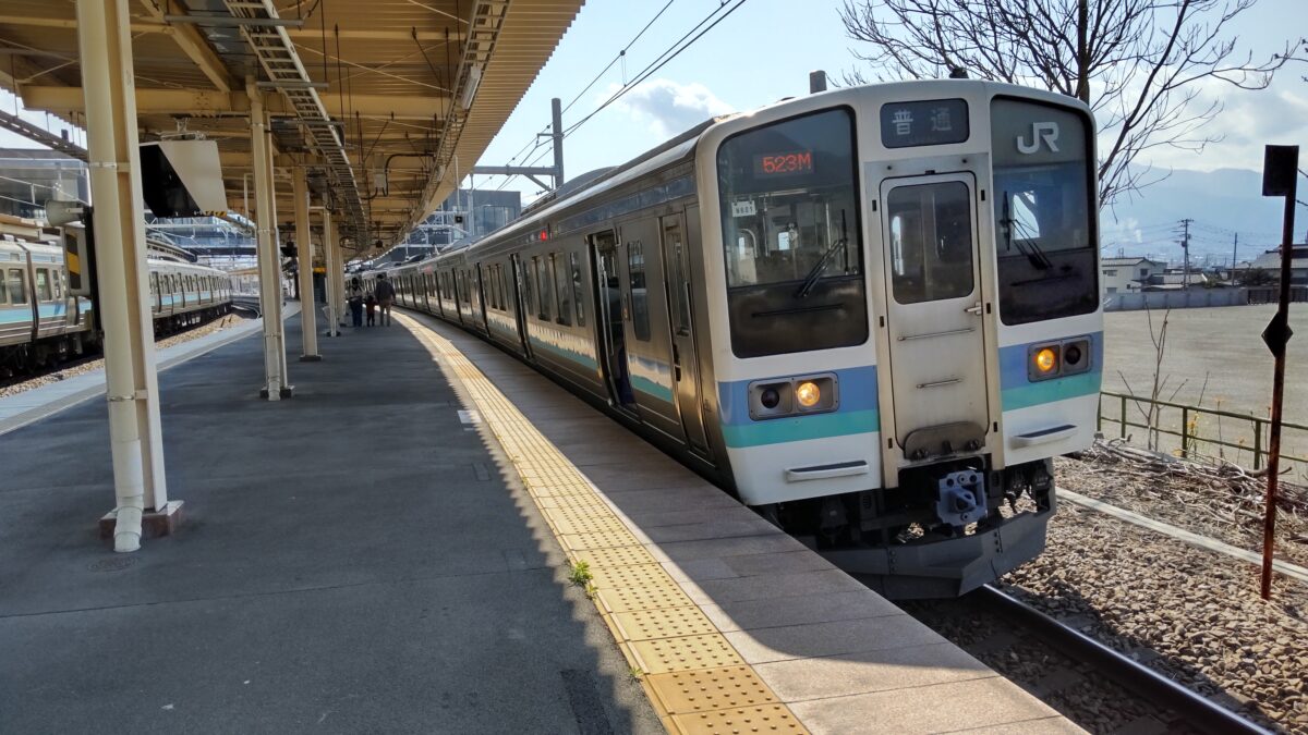 山梨市駅に到着した普通列車