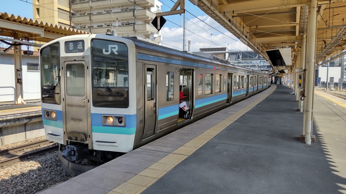 山梨市駅で特急通過待ちのため停車中の普通列車