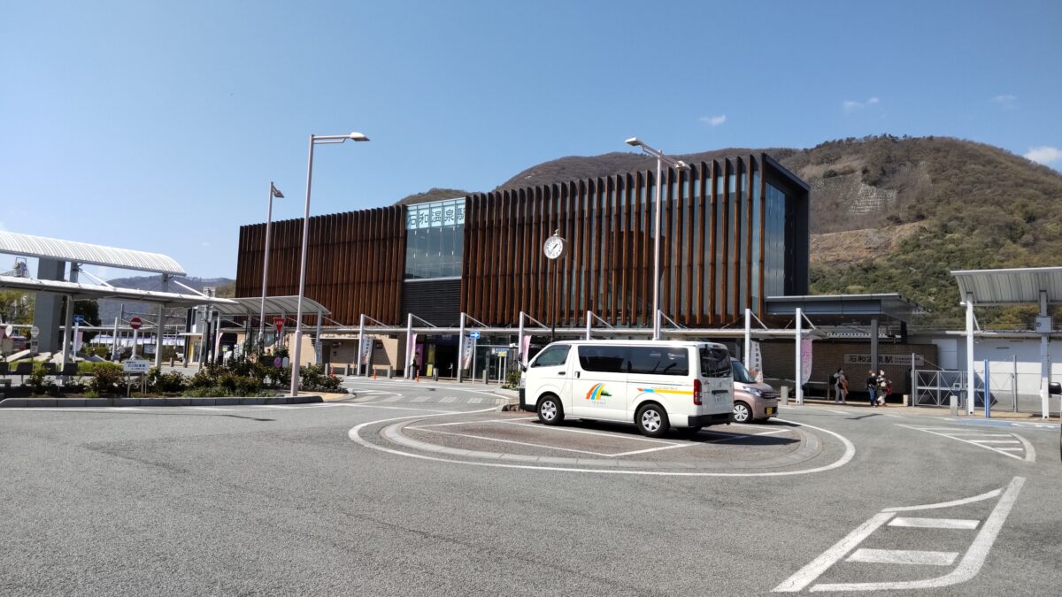 立派な駅舎の石和温泉駅