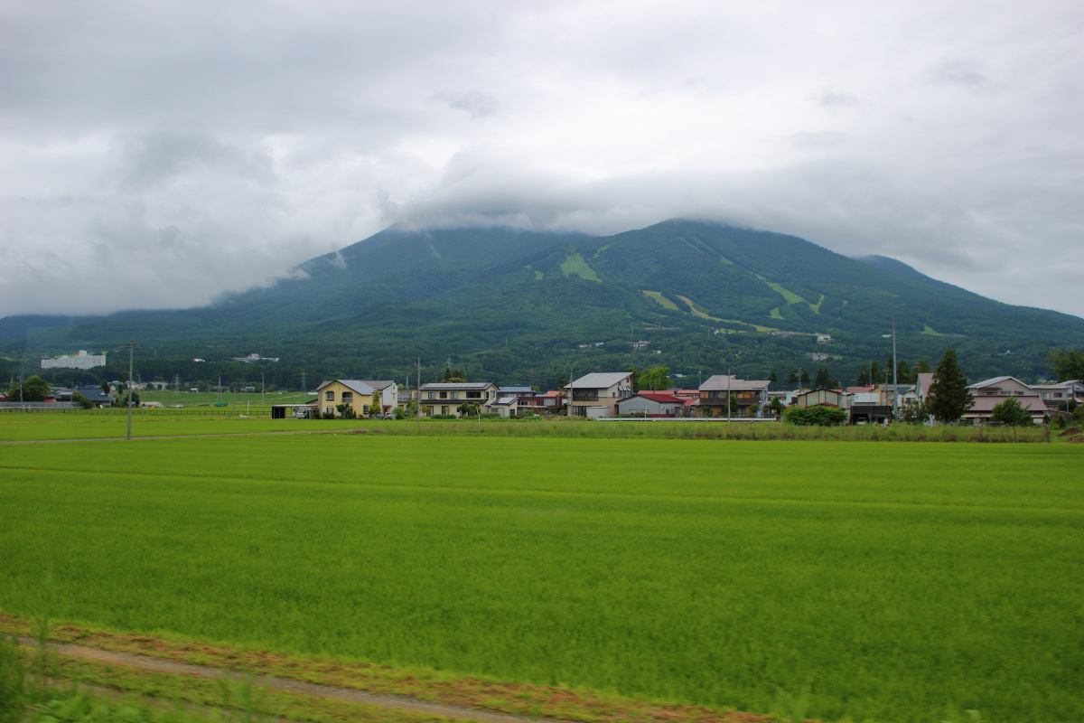 磐越西線 猪苗代付近から眺める磐梯山