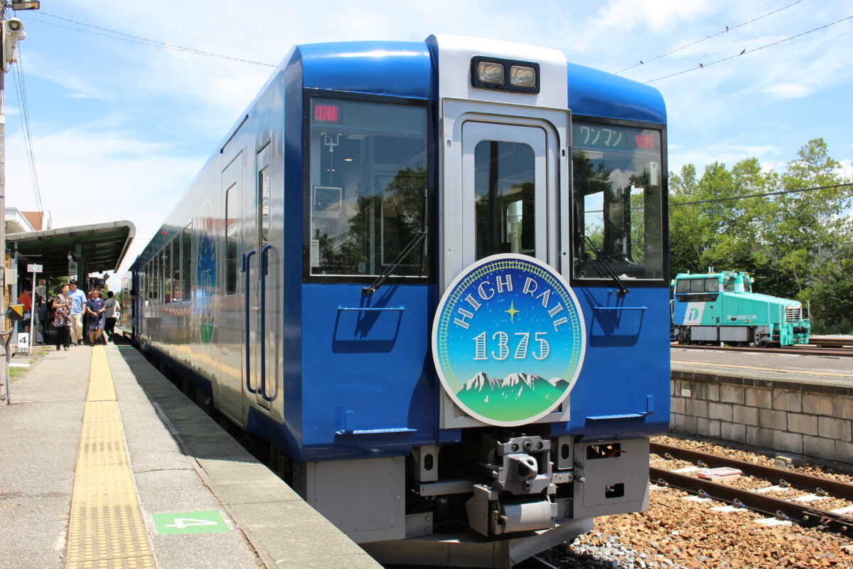 小海線の観光列車「HIGH RAIL 1375」