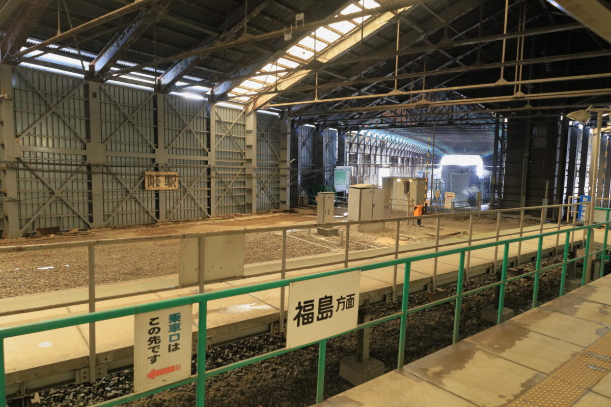 スノーシェッドに覆われた峠駅のホーム