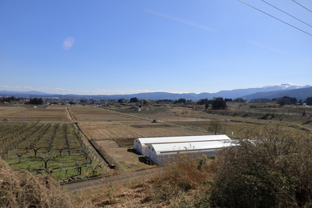 板谷駅から福島の市街地へと下る奥羽本線の線路