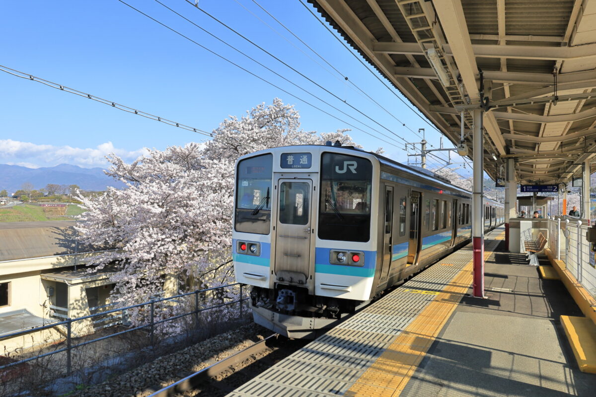 勝沼ぶどう郷駅に到着した普通列車