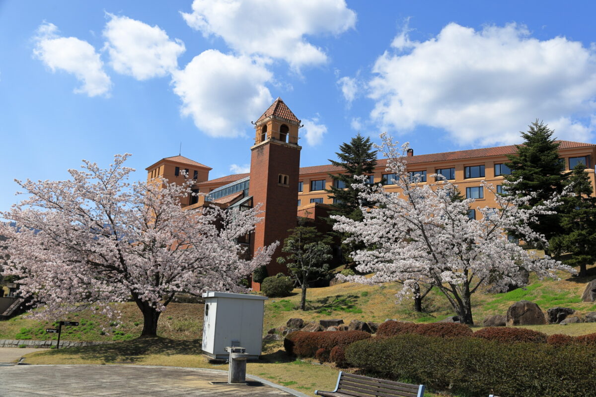 フルーツパーク富士屋ホテルと桜