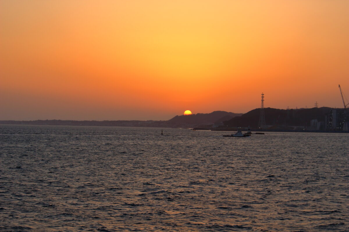 三浦半島の向こうに沈む夕日