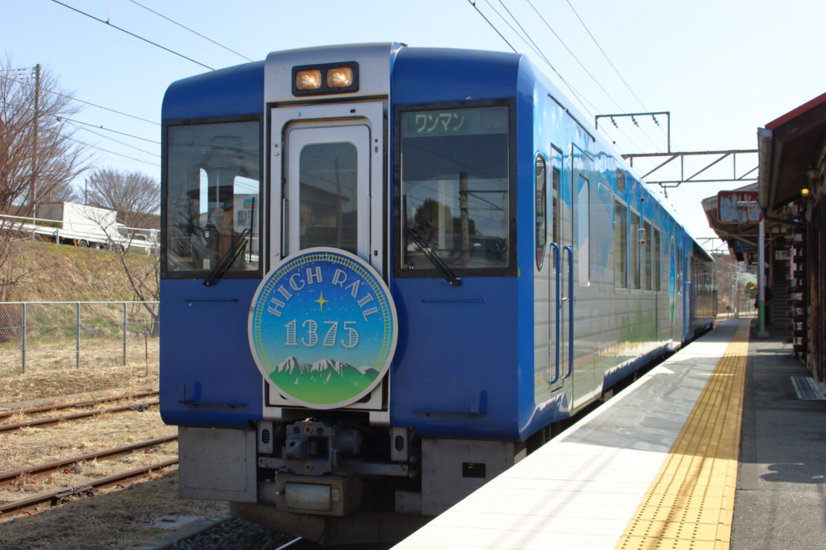 小淵沢駅で発車を待つ「HIGH RAIL 1号」