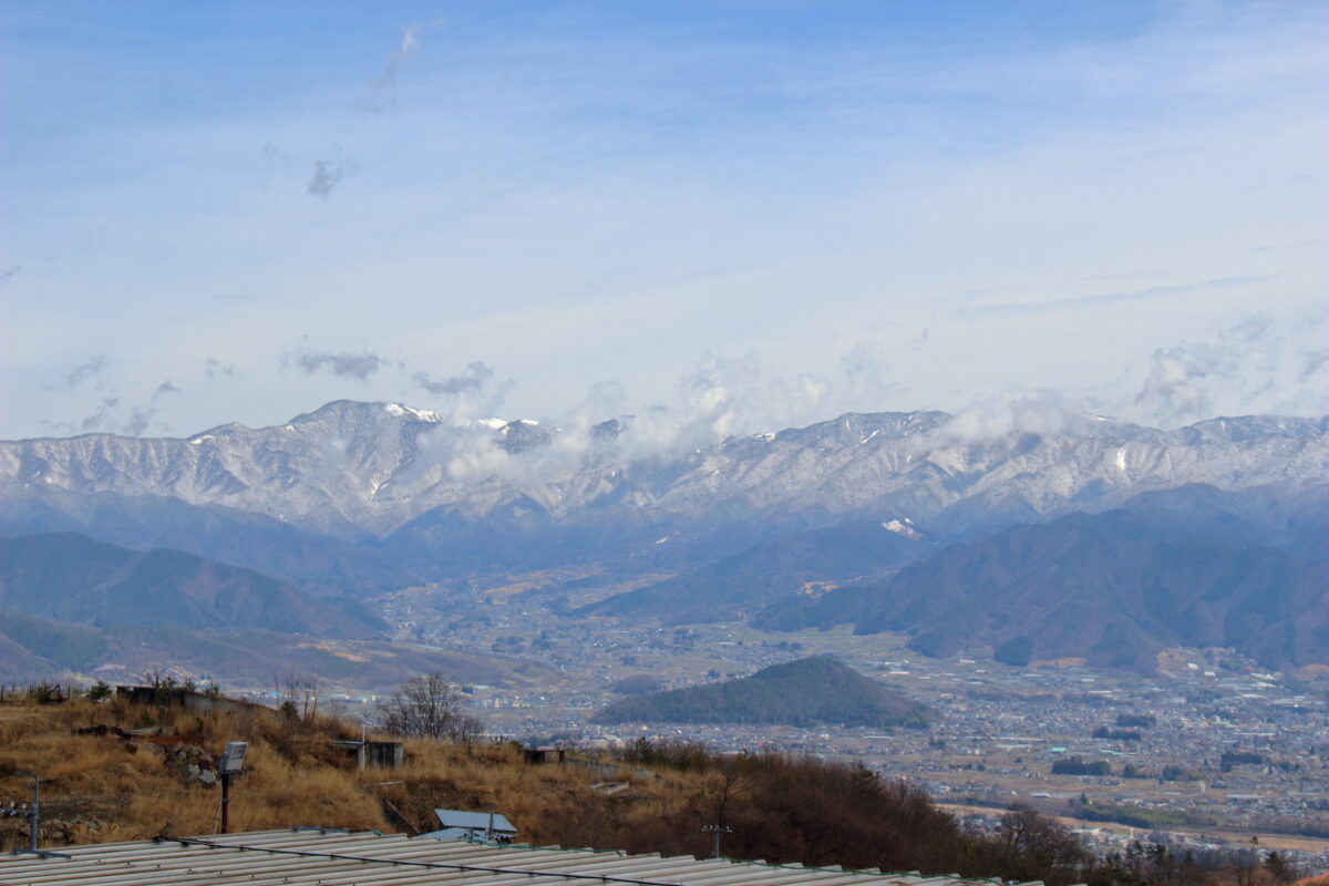 ほったらかし温泉からの甲府盆地と周囲の山々の絶景