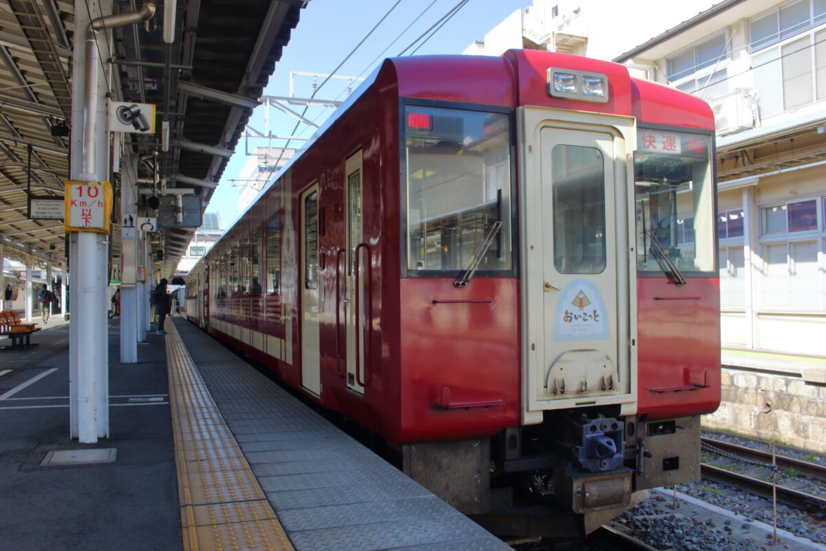 長野駅４番線に入線した「おいこっと」