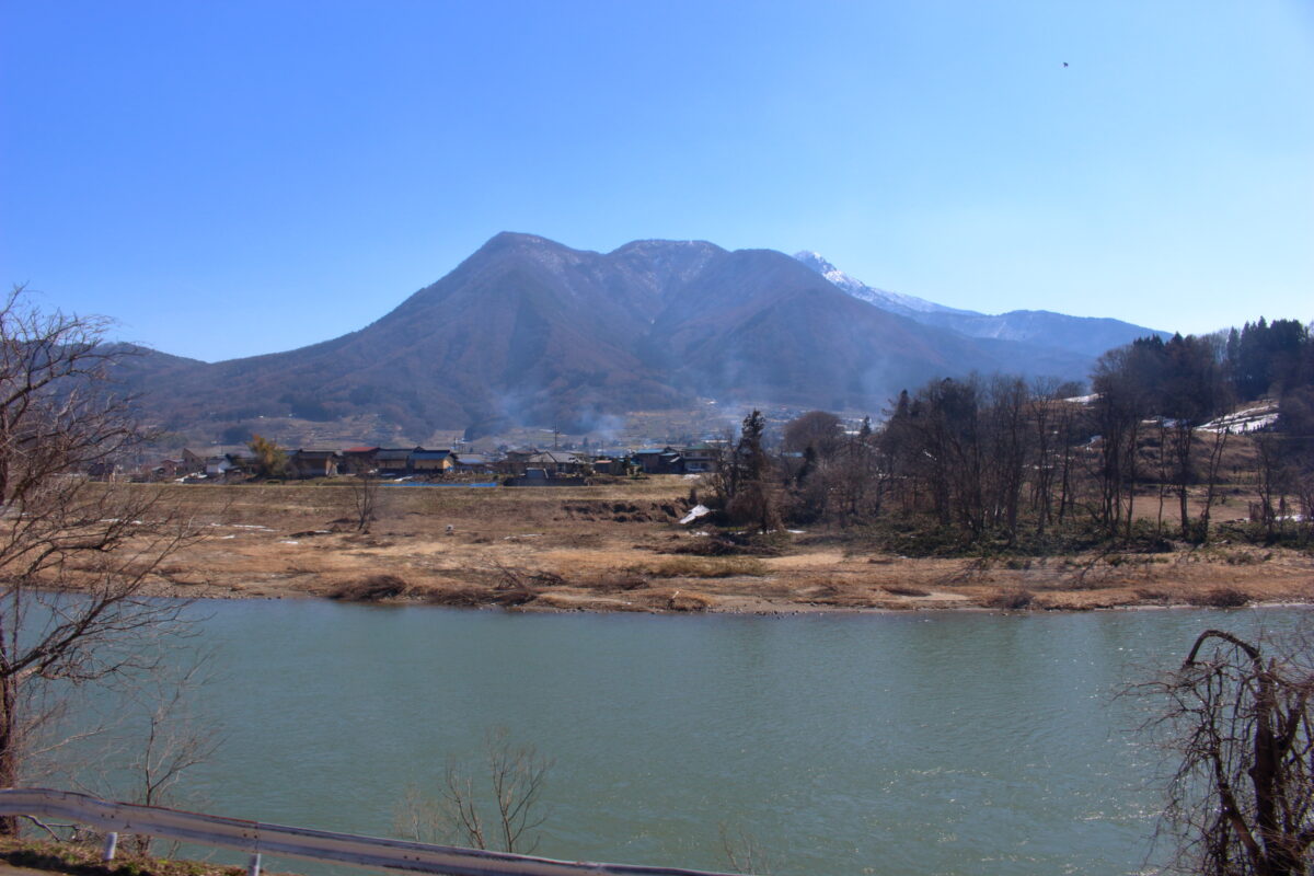 「おいこっと」から眺める千曲川と高社山の車窓