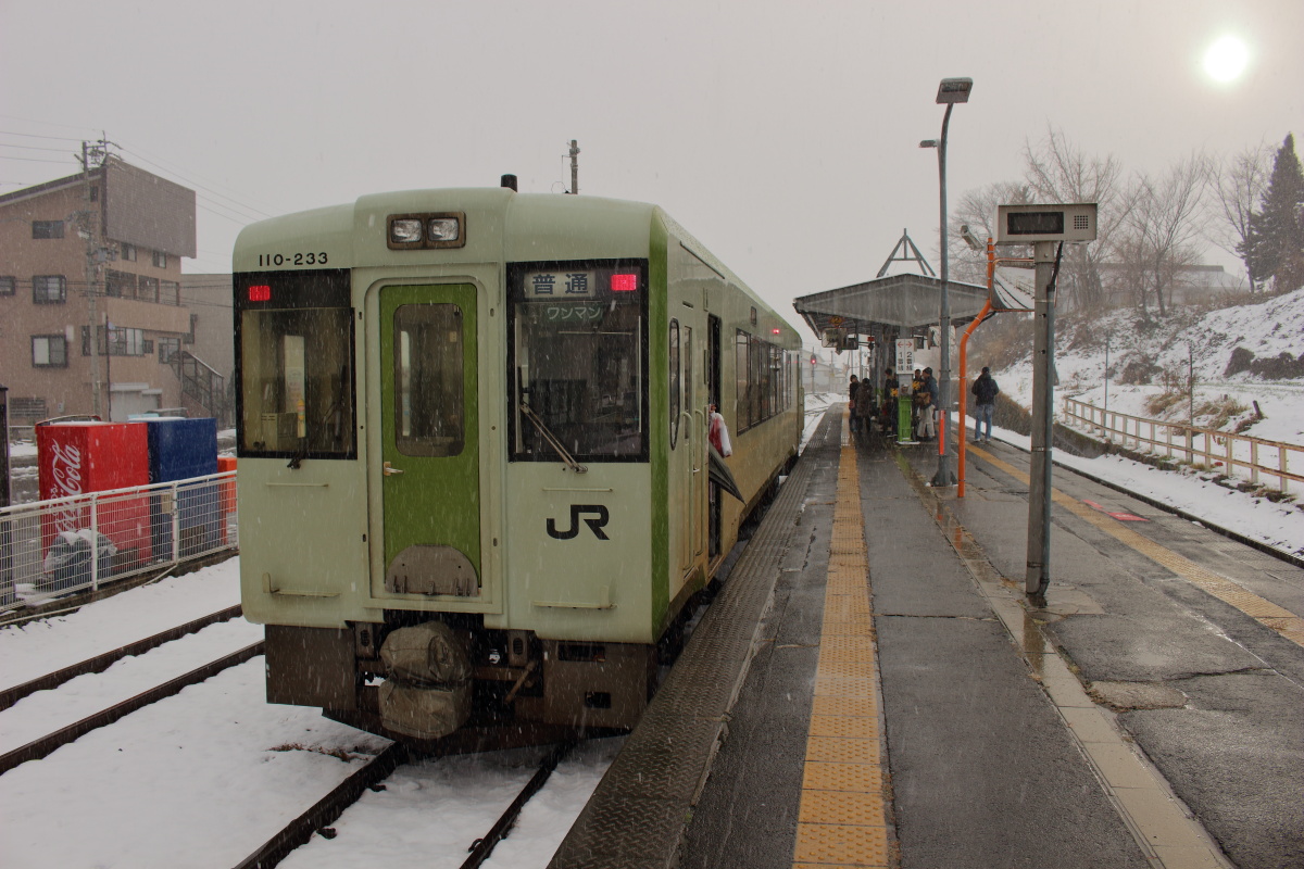戸狩野沢温泉駅で発車を待つ飯山線の気動車