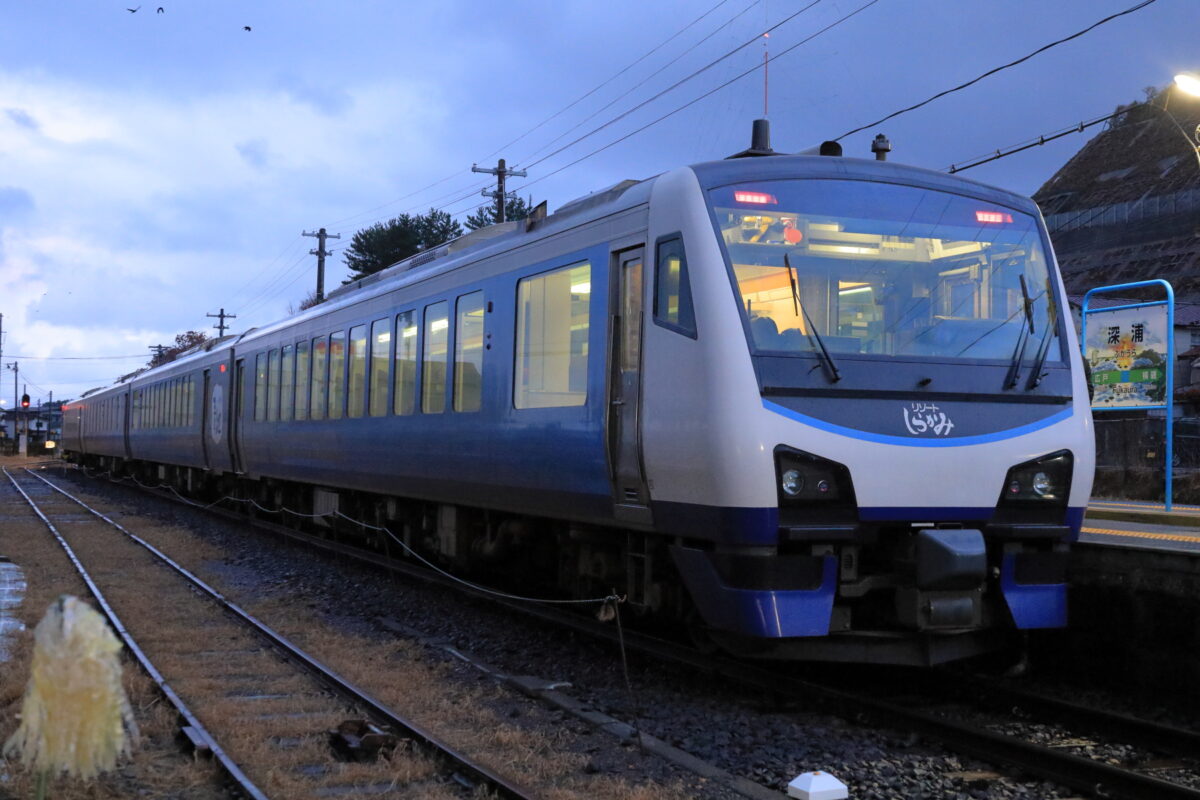 深浦駅に停車中のリゾートしらかみ5号